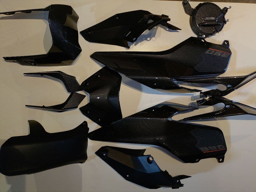 390DUKE(2017) カーボン調カウルセット。来週からバラ売り