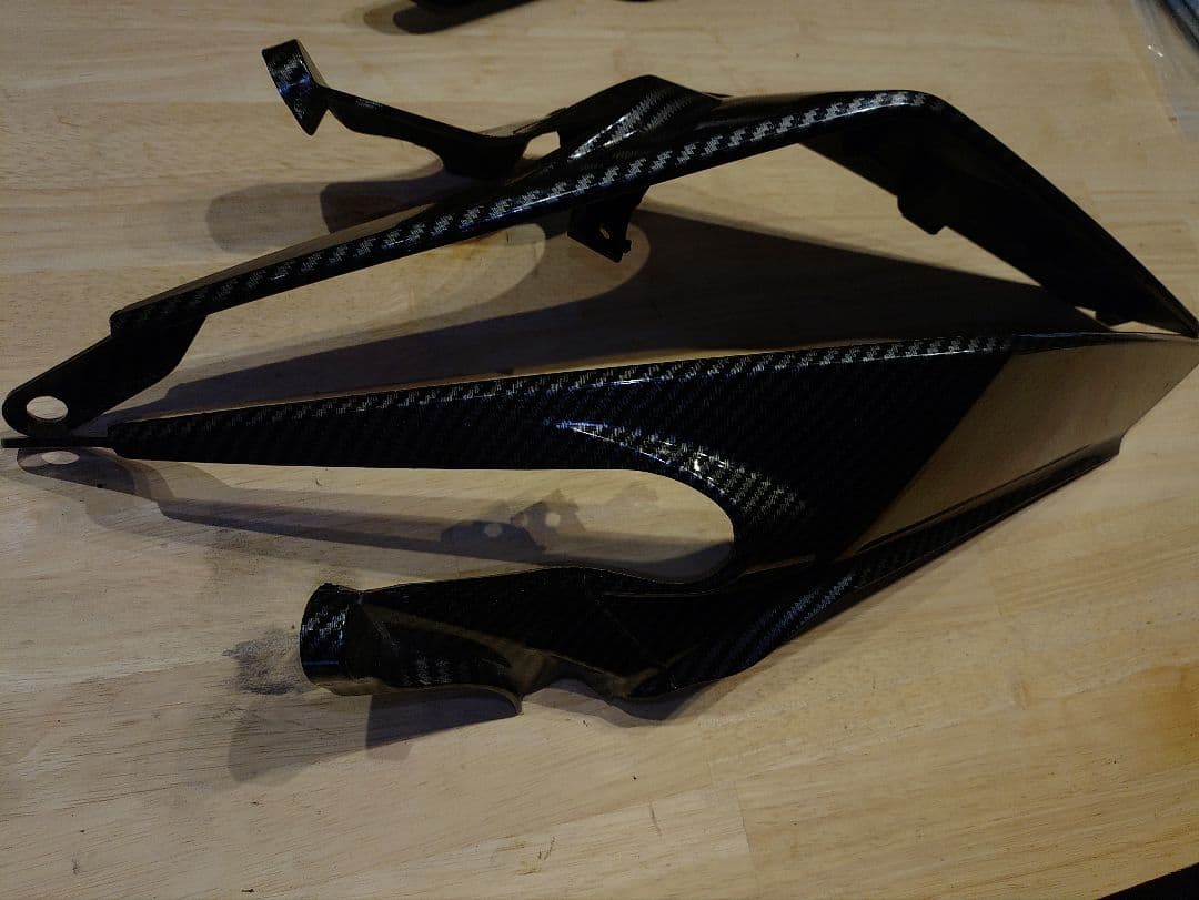 390DUKE(2017) カーボン調カウルセット。来週からバラ売り