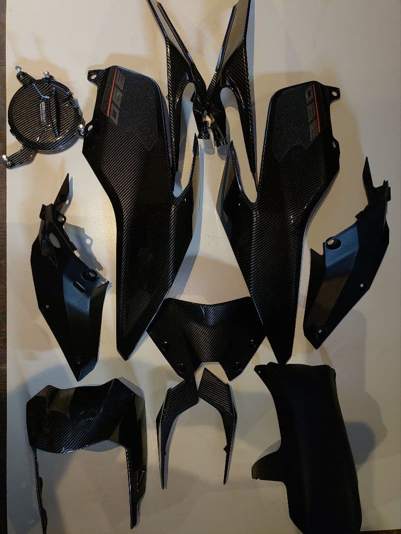 390DUKE(2017) カーボン調カウルセット。来週からバラ売り