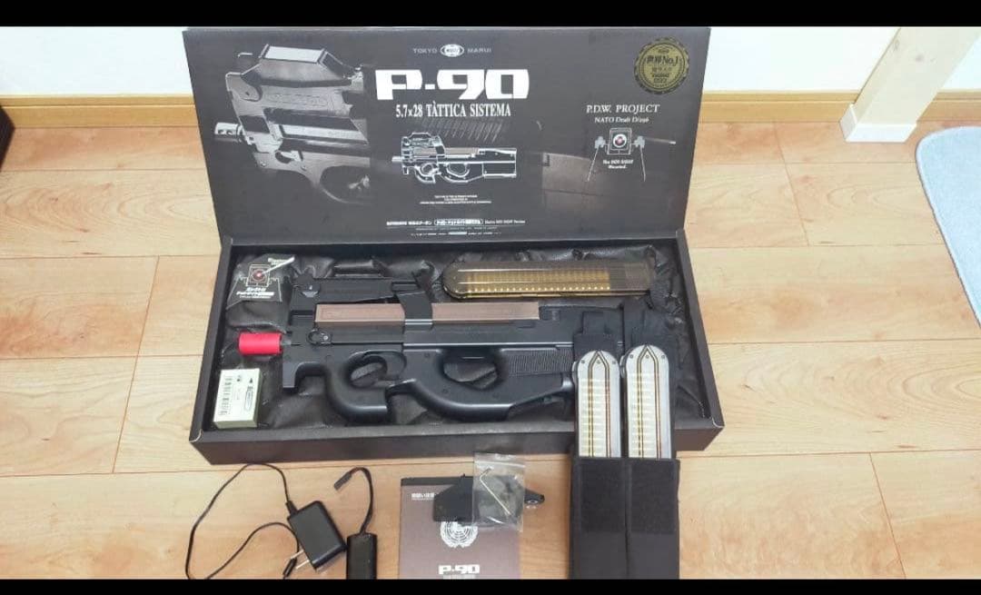 東京マルイ電動ガン P90 フルセット （スペアマガジン＆サイトカスタム）