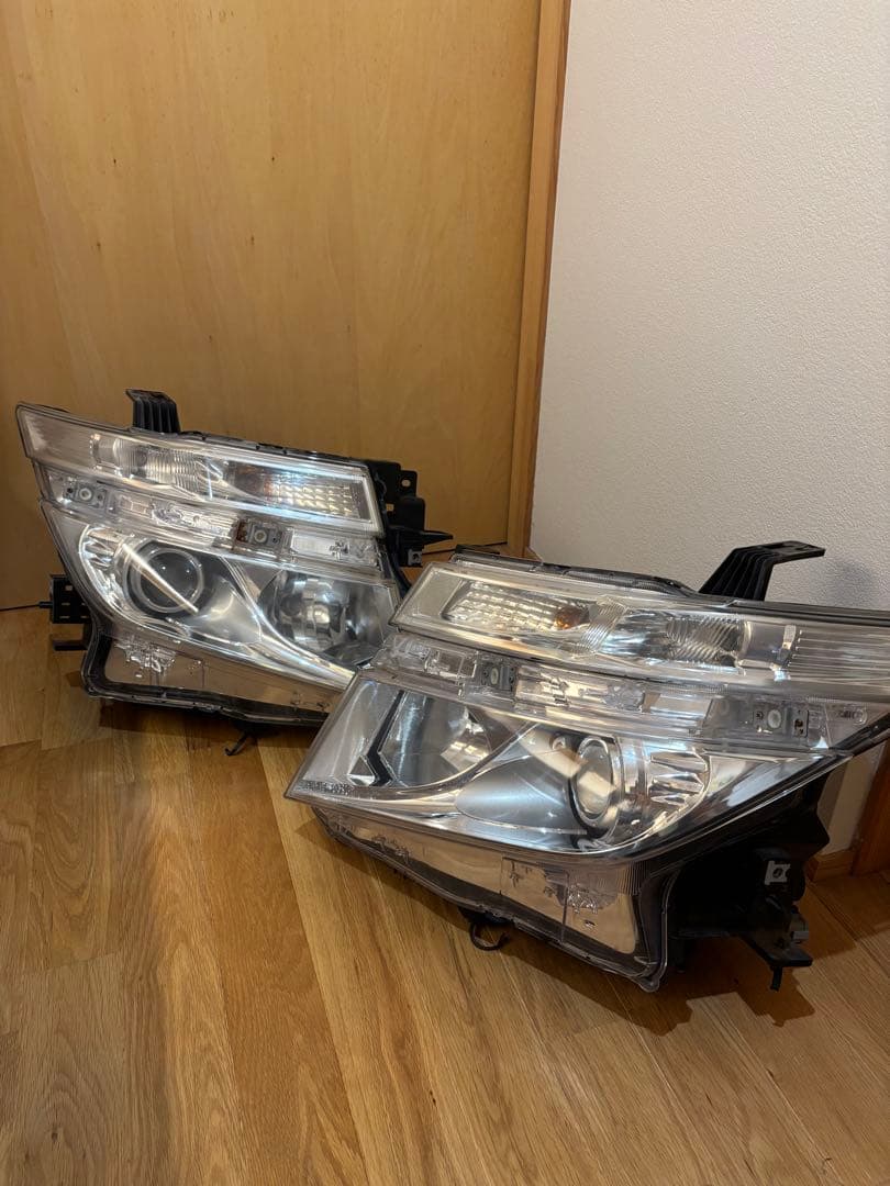 日産　エルグランド　E52前期左右ヘッドライト　HID純正AFS用　KOITO