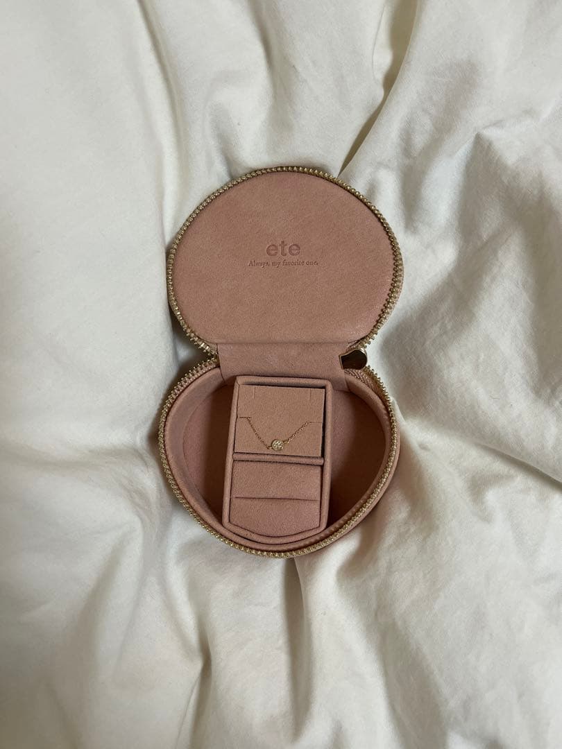 ete ブレスレット ピンク ラウンド型ジュエリーボックス付き