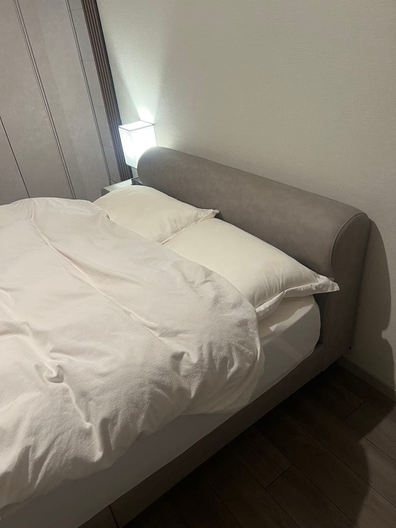 美品　RASIKレザーNOBILIS グレージュ　ダブルベッド　ベッドフレーム