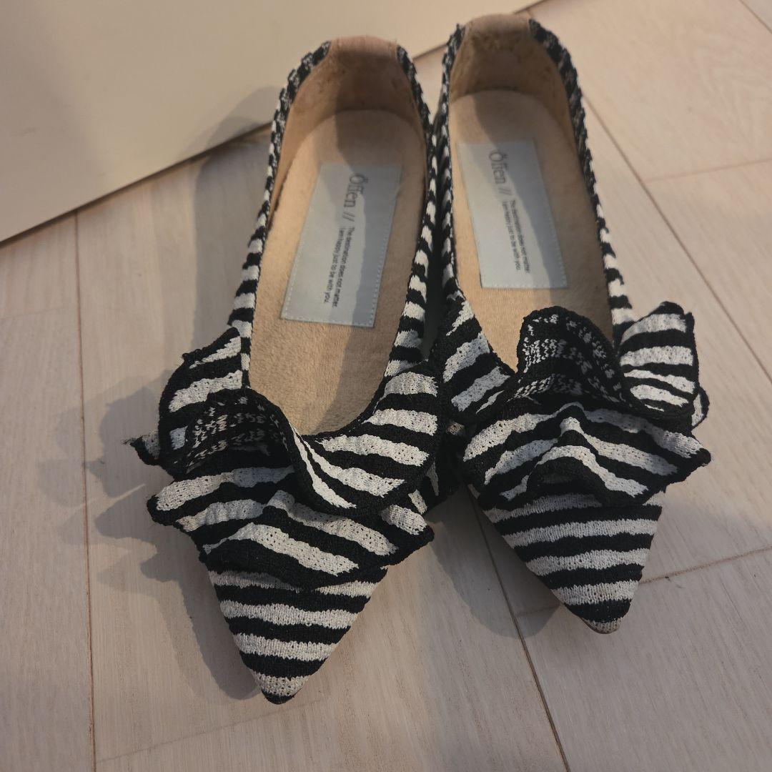 【offen】フリル付き黒白ストライプフラットシューズ