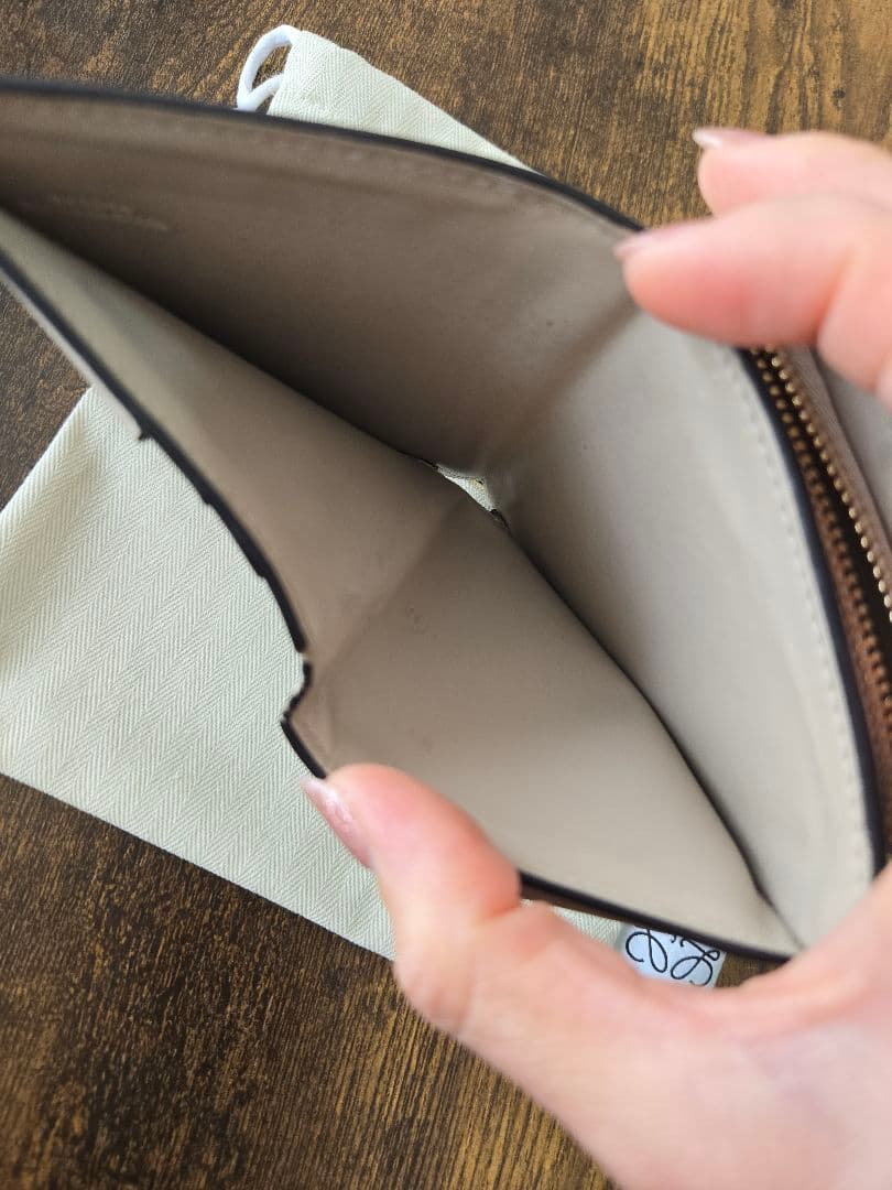 ２４時間以内限定値下げLOEWE ベージュ 二つ折り財布