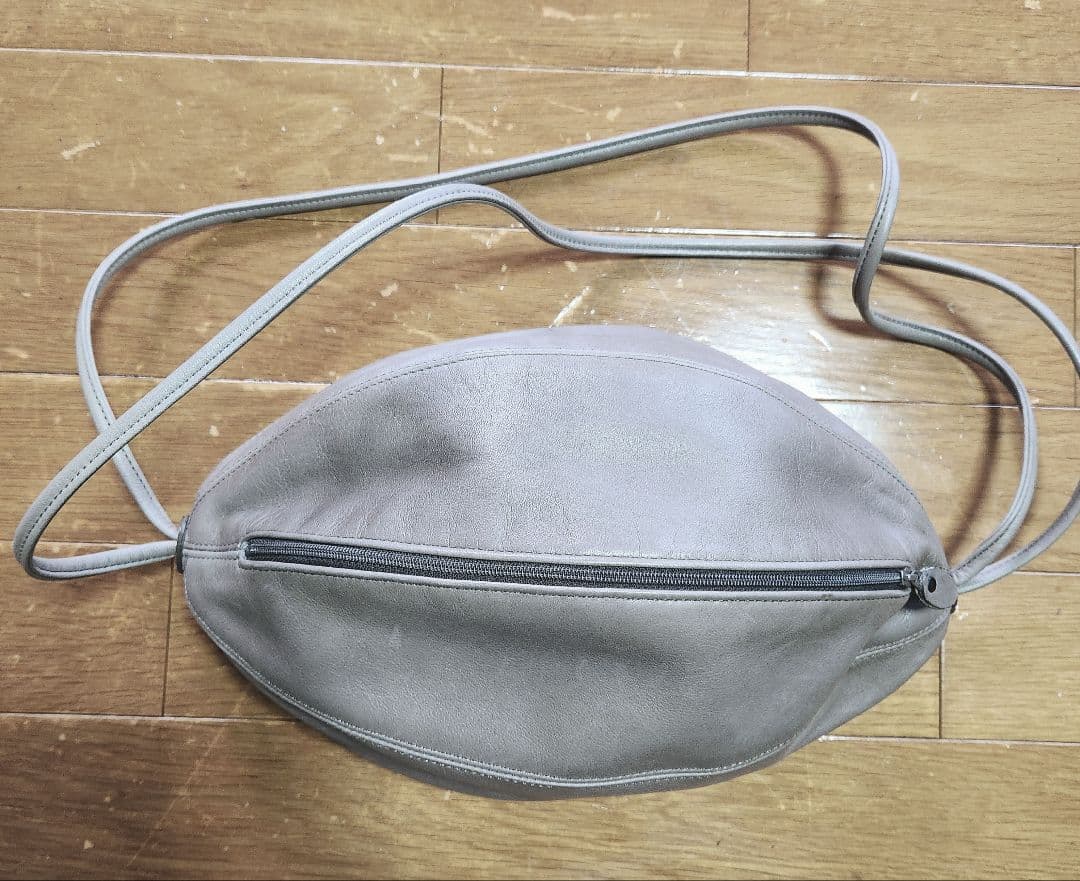 ヨーガンレール　ラグビーボールショルダーバッグ　グレージュ