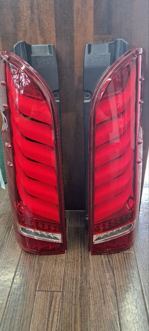 LEGANCE ヴァレンティ　ハイエーステールランプ レッド