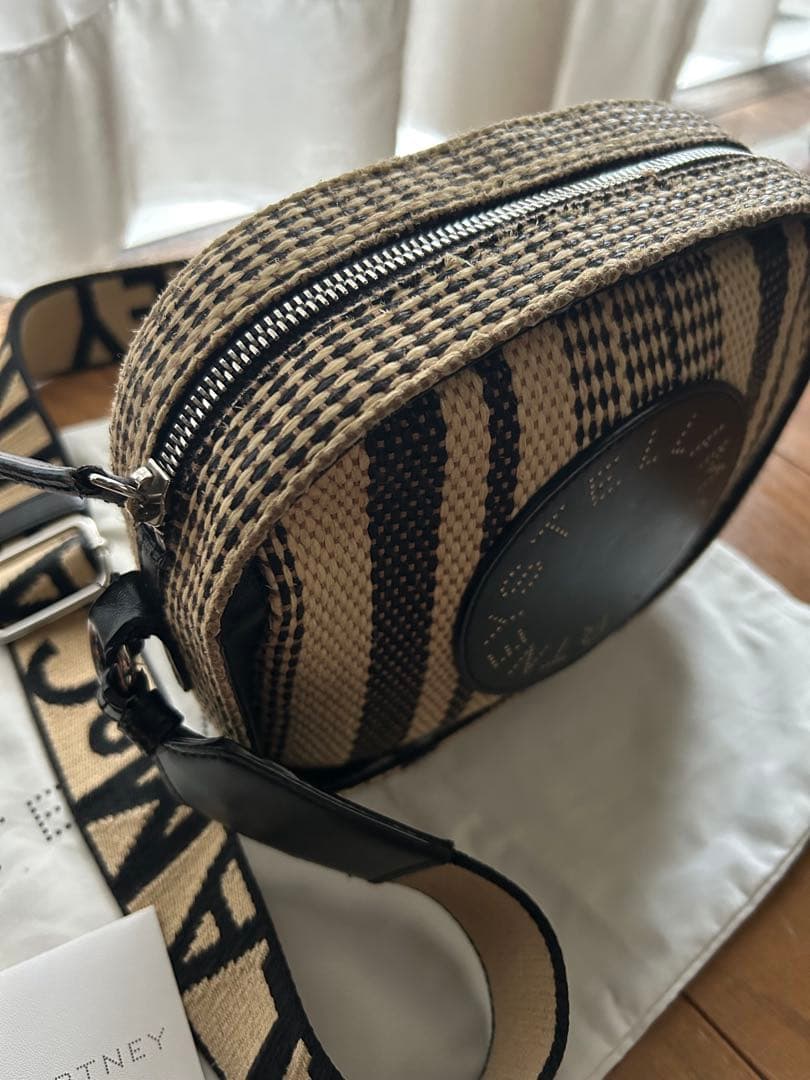 ステラマッカートニー ショルダーバッグ ラフィア風 ストライプ　カメラバッグ