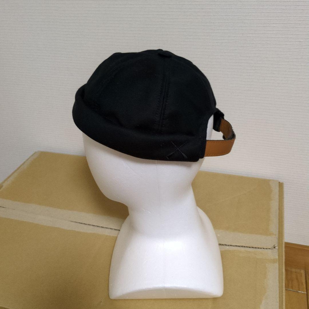 黒のキャップ レザー調バックストラップ