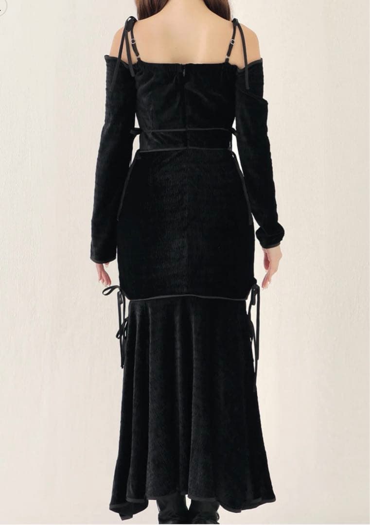 m me eme Side ribbon cutout onepiece 黒