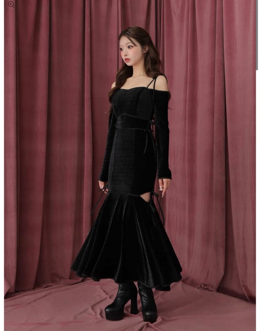 m me eme Side ribbon cutout onepiece 黒