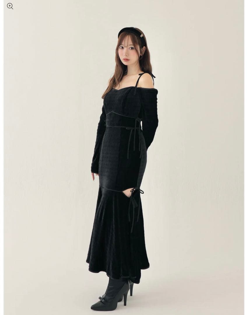m me eme Side ribbon cutout onepiece 黒