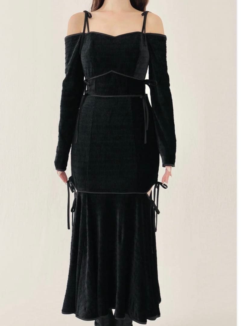 m me eme Side ribbon cutout onepiece 黒