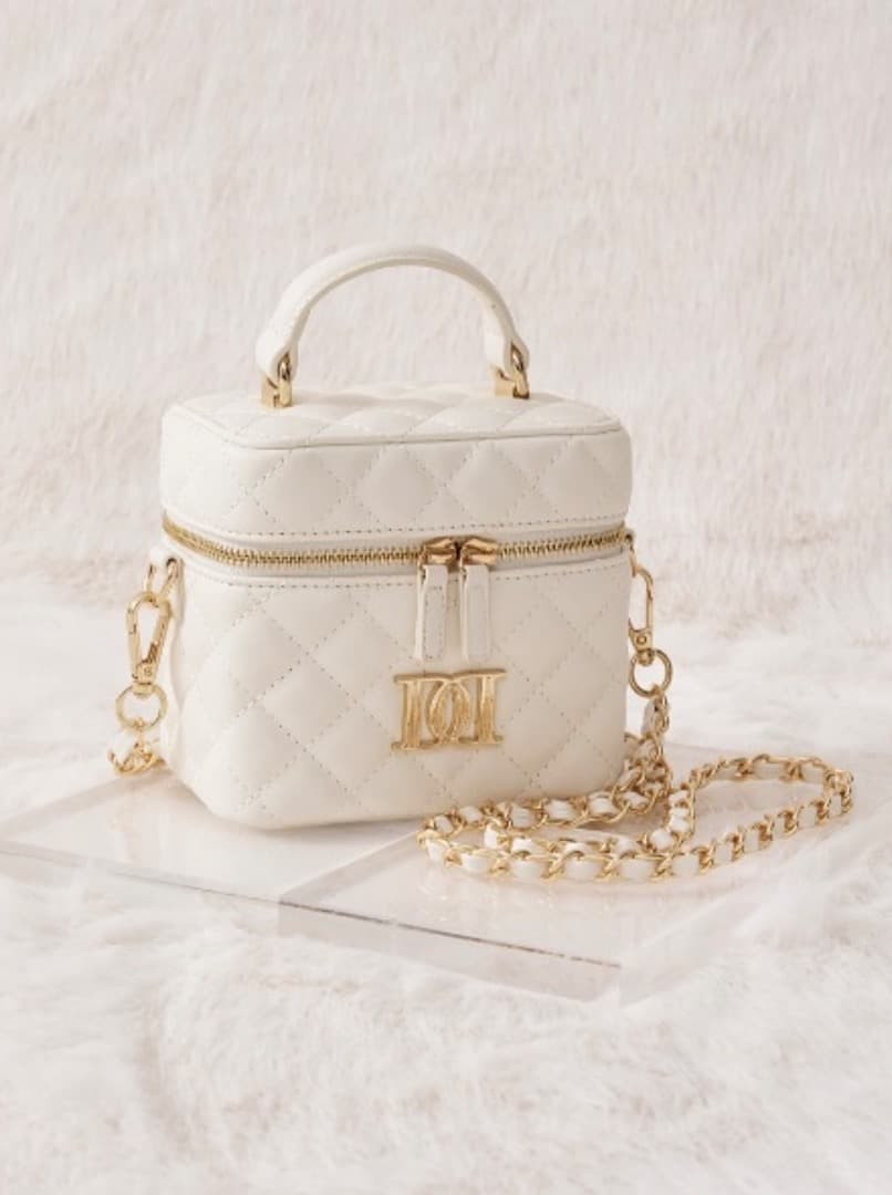 【ゴールドパーツ】キルティングスクエアミニバッグ　ダーリッチ　ホワイト　即完売品