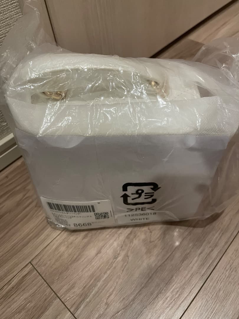 【ゴールドパーツ】キルティングスクエアミニバッグ　ダーリッチ　ホワイト　即完売品