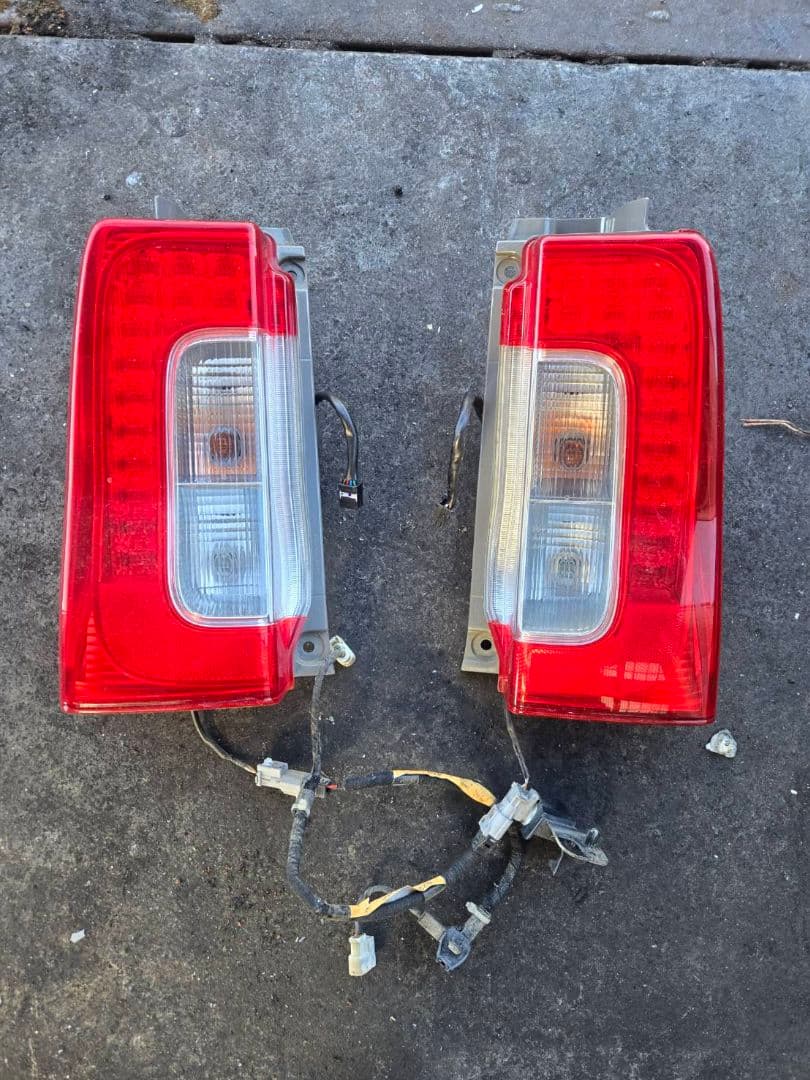 タンヴェル　LA600S 　ダイハツ　タント　テールランプ
