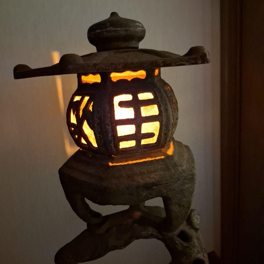 伝統的な金属製燈籠　アンティーク　鉄鋳物製　灯篭