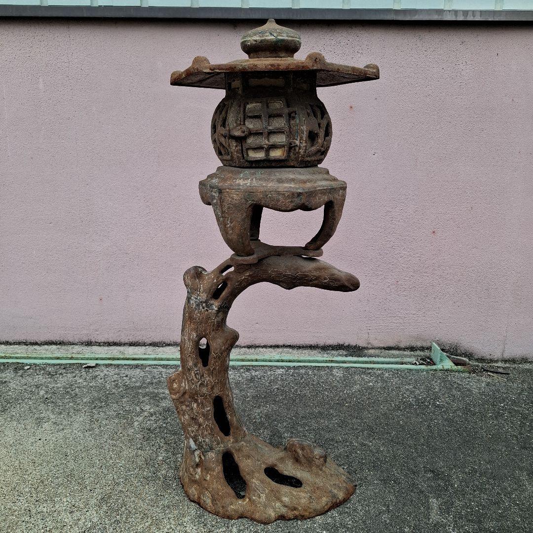 伝統的な金属製燈籠　アンティーク　鉄鋳物製　灯篭