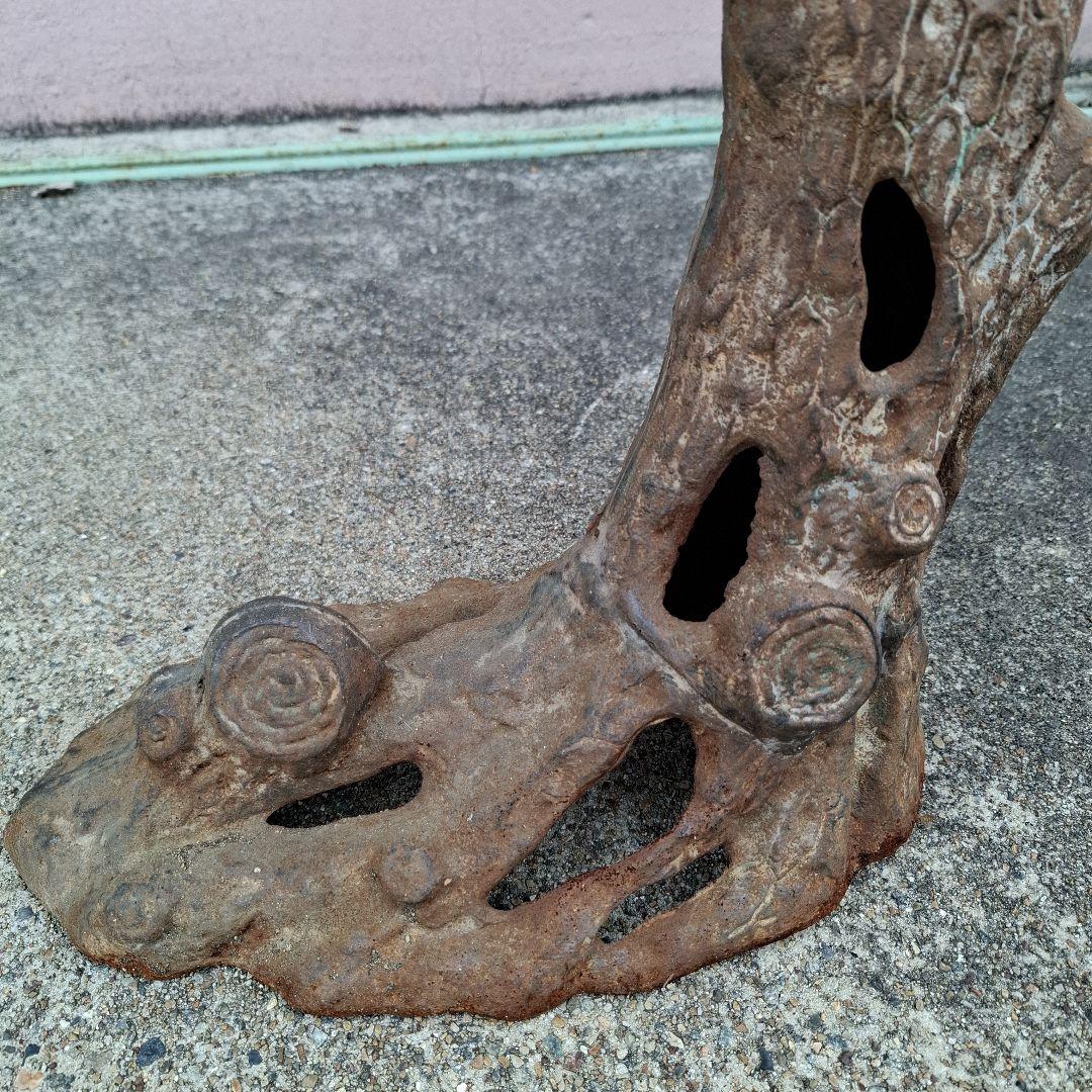 伝統的な金属製燈籠　アンティーク　鉄鋳物製　灯篭