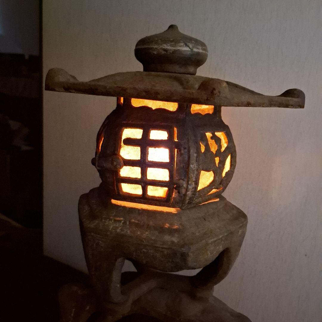 伝統的な金属製燈籠　アンティーク　鉄鋳物製　灯篭