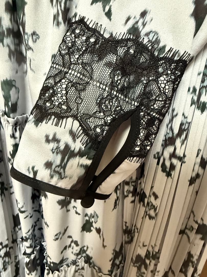 ワンピース herlipto Grasse Floral Pleated Dress