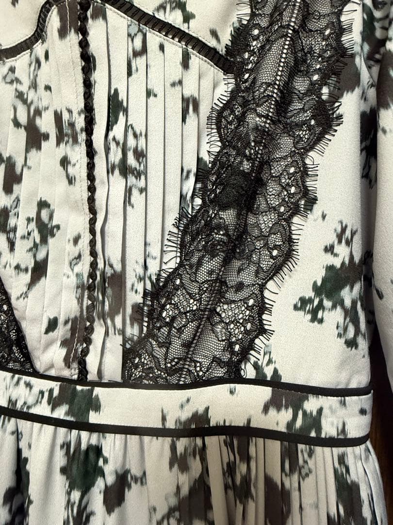 ワンピース herlipto Grasse Floral Pleated Dress