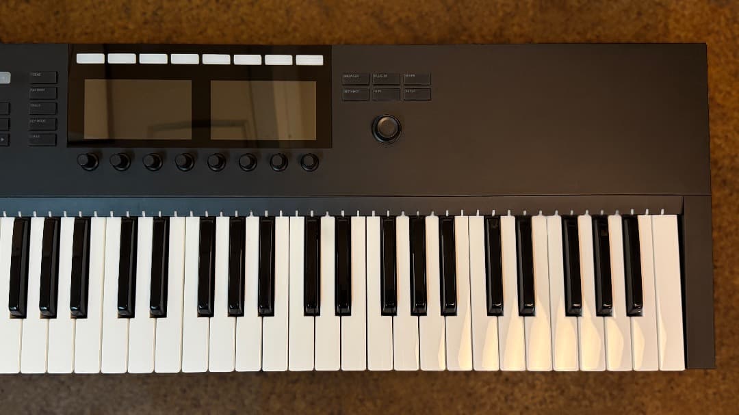 KOMPLETE KONTROL S61 MK2（ライセンス登録可・おまけ付き）