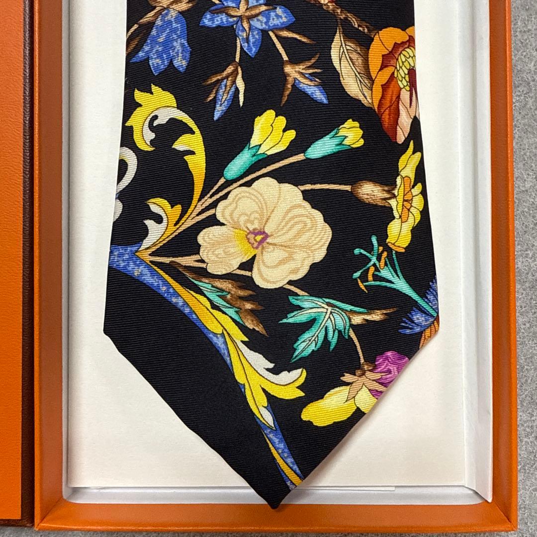 極美品　エルメス　ネクタイ　黒　花柄フラワー　シルク　派手、ジバンシィ　二本