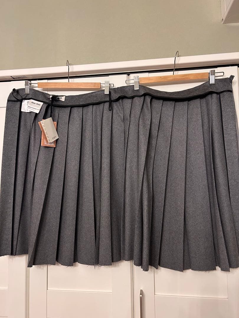 MIU MIU グレー プリーツスカート