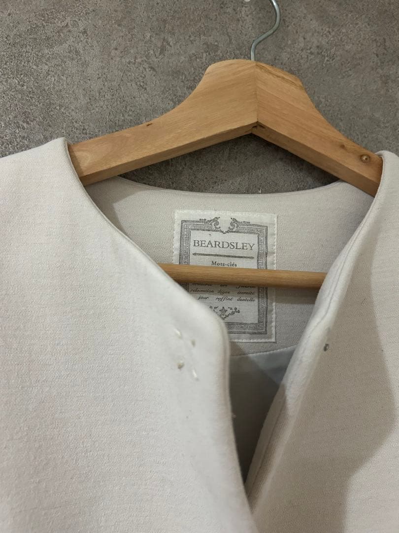 ビアズリー より軽くなったウシロプックリダンボールライトコート