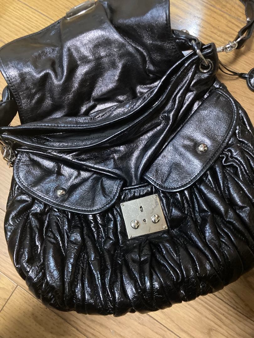 ミュウミュウmiumiuマトラッセル黒ショルダーバッグ メタルバックル付き
