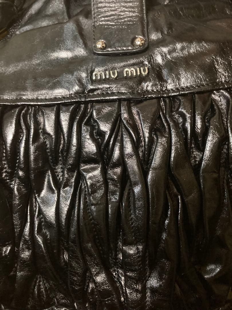 ミュウミュウmiumiuマトラッセル黒ショルダーバッグ メタルバックル付き