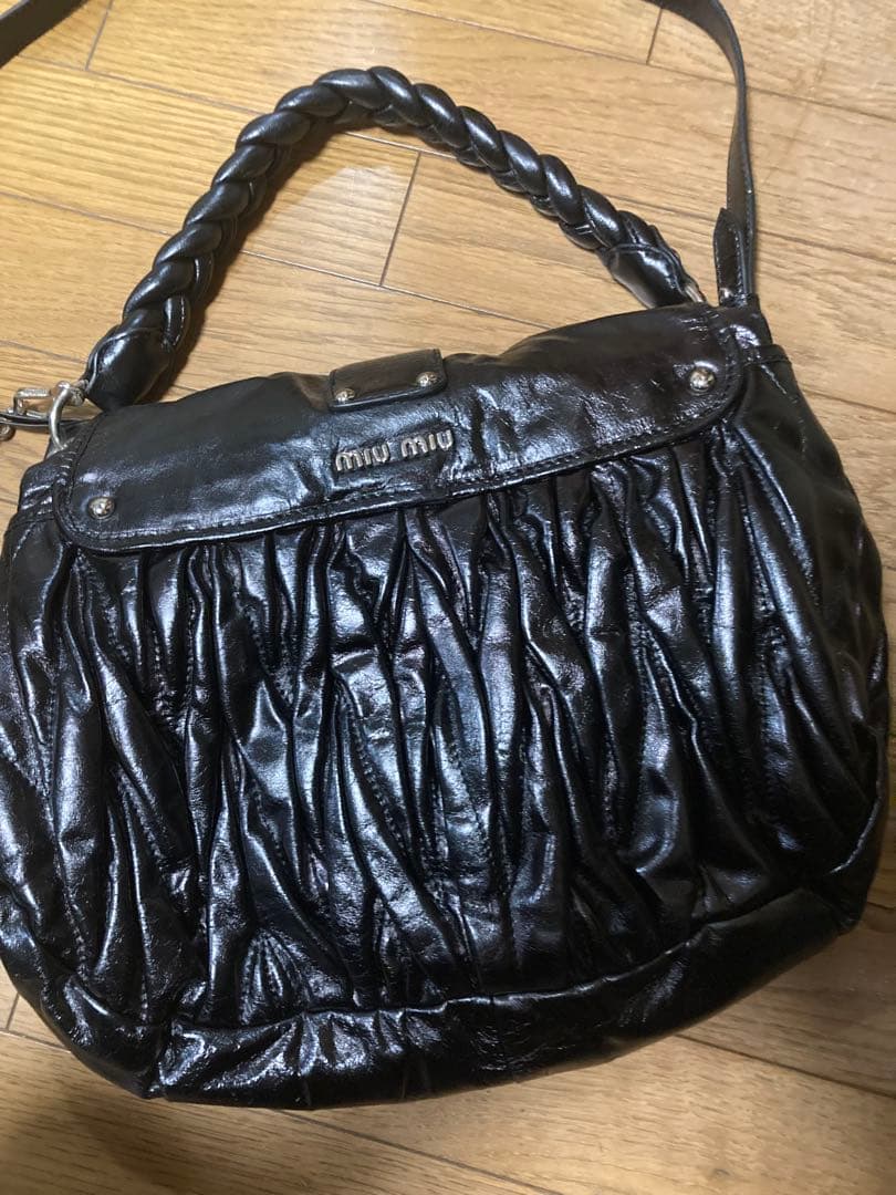 ミュウミュウmiumiuマトラッセル黒ショルダーバッグ メタルバックル付き