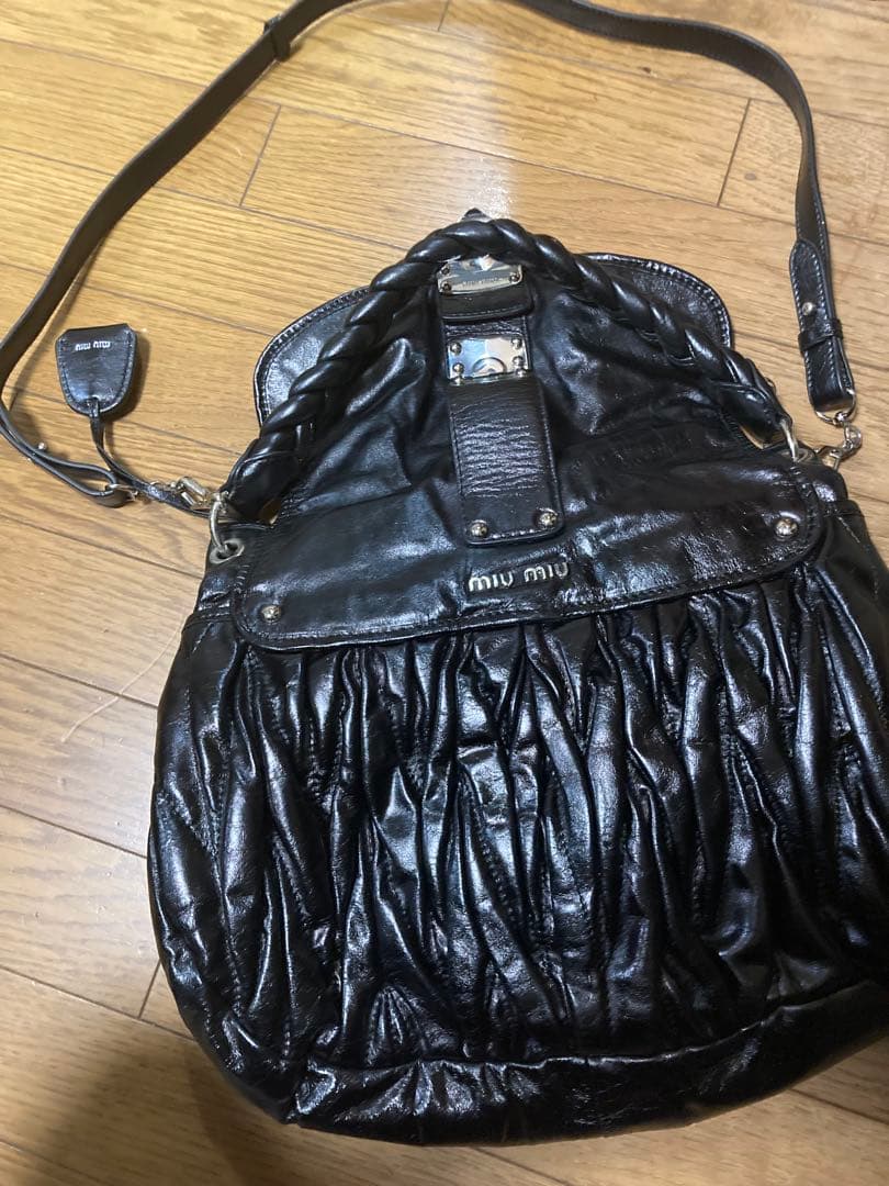 ミュウミュウmiumiuマトラッセル黒ショルダーバッグ メタルバックル付き