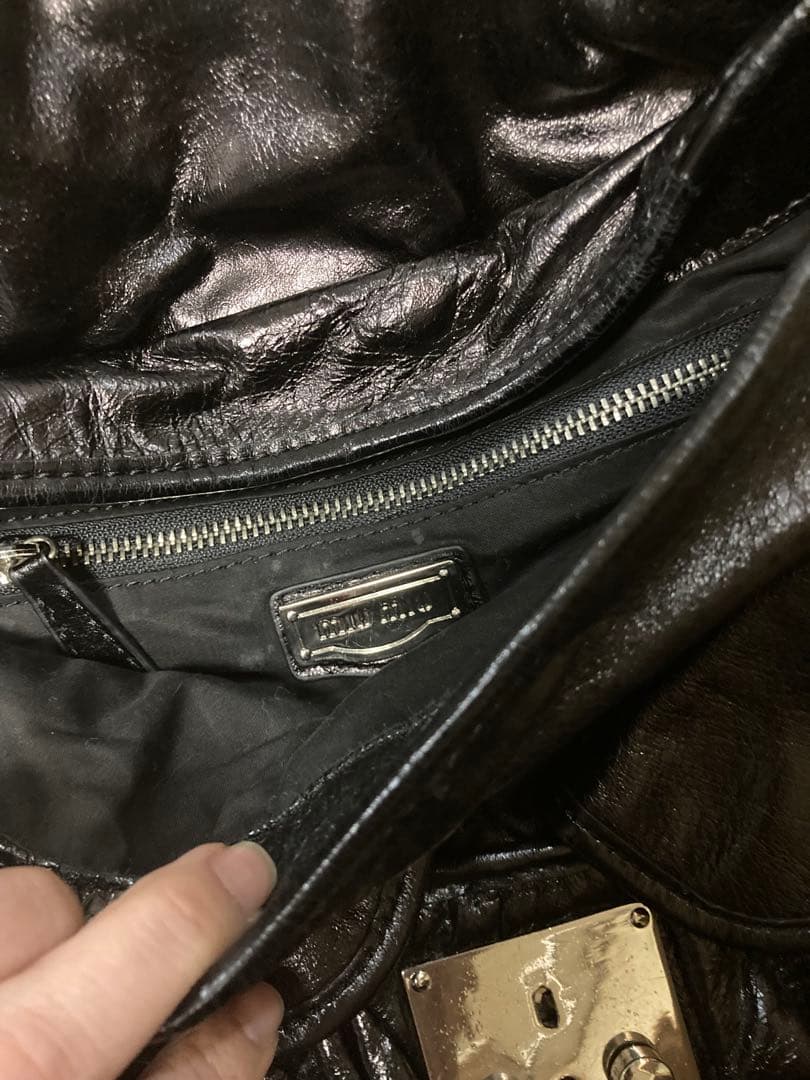 ミュウミュウmiumiuマトラッセル黒ショルダーバッグ メタルバックル付き