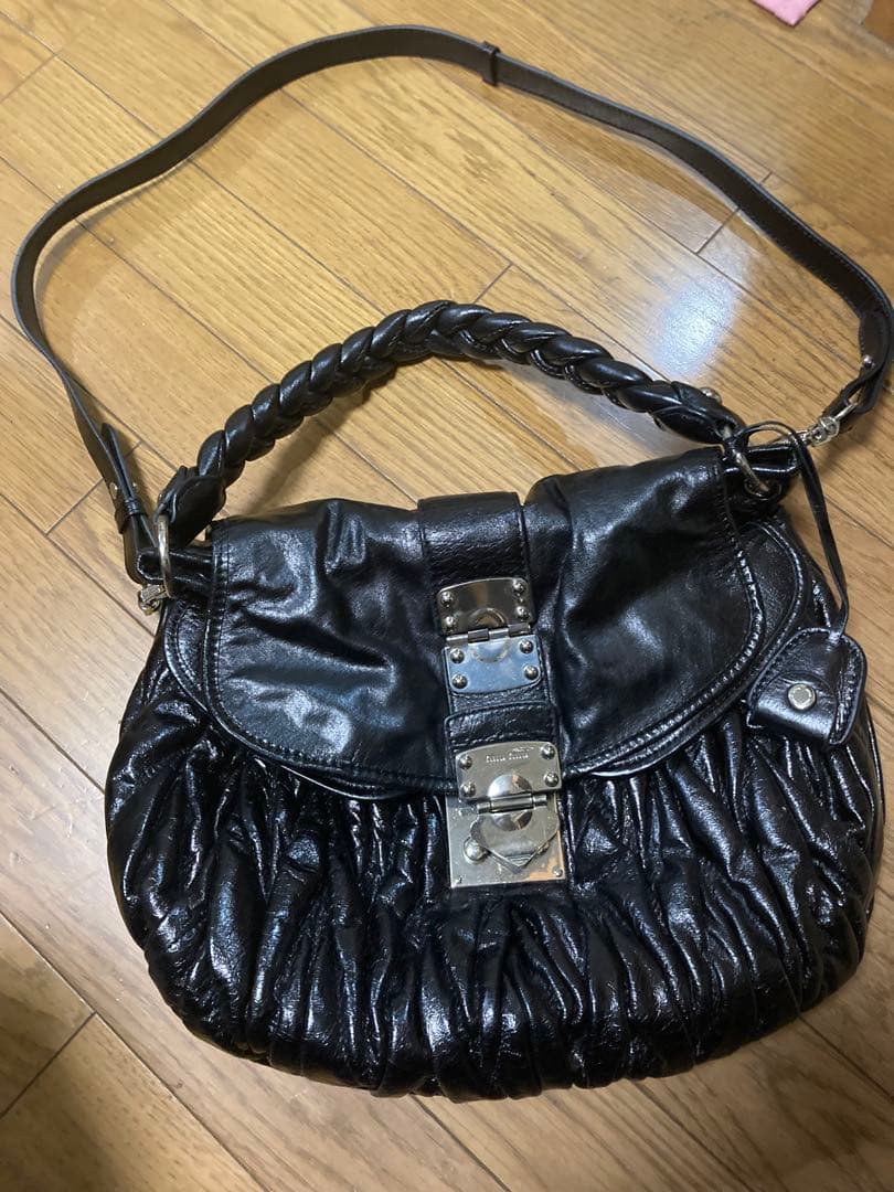ミュウミュウmiumiuマトラッセル黒ショルダーバッグ メタルバックル付き