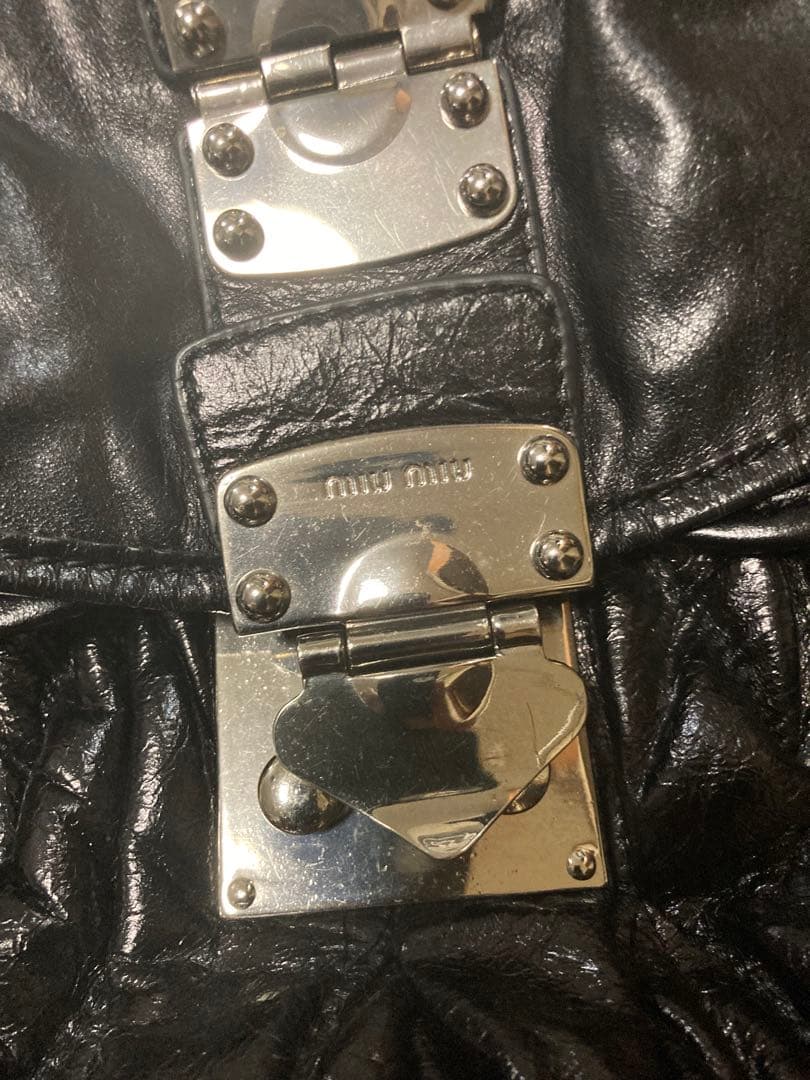 ミュウミュウmiumiuマトラッセル黒ショルダーバッグ メタルバックル付き