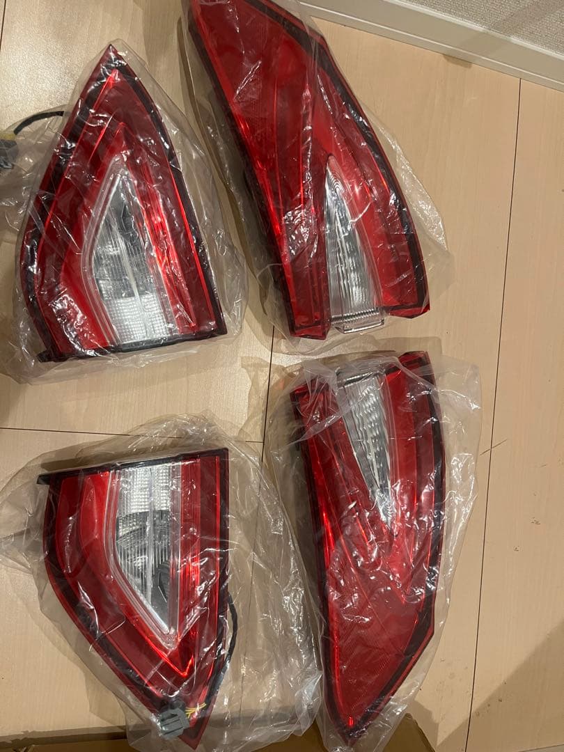 マセラティレヴァンテ純正、テールランプ 左右