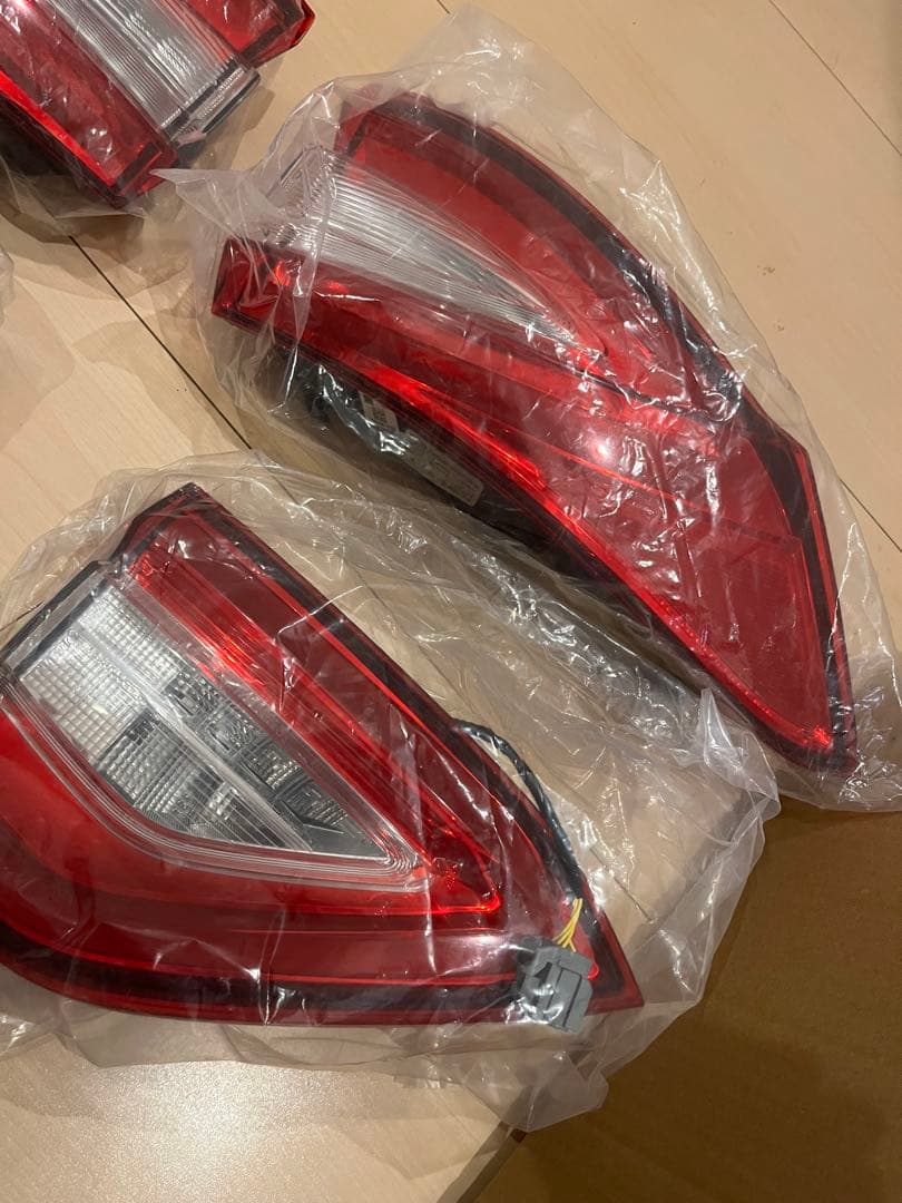 マセラティレヴァンテ純正、テールランプ 左右
