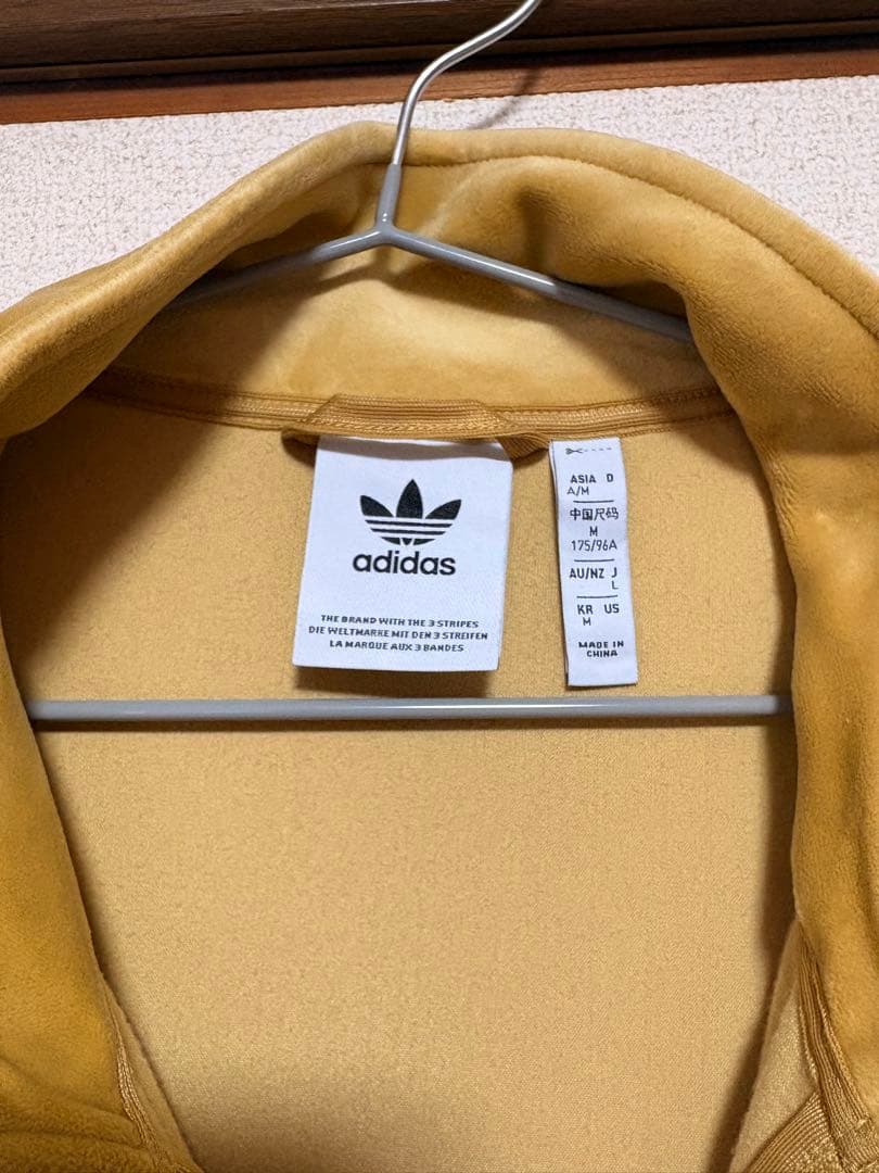 adidas ベロア トラックジャケット ゴールデンベージュ