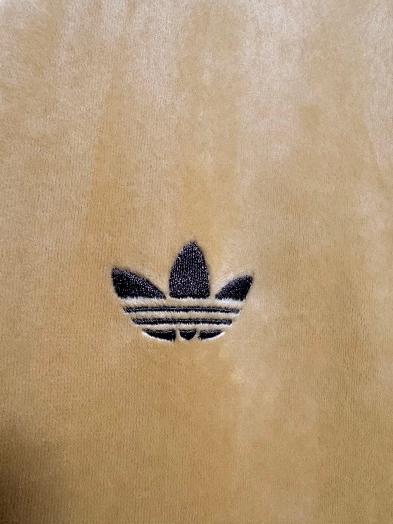 adidas ベロア トラックジャケット ゴールデンベージュ