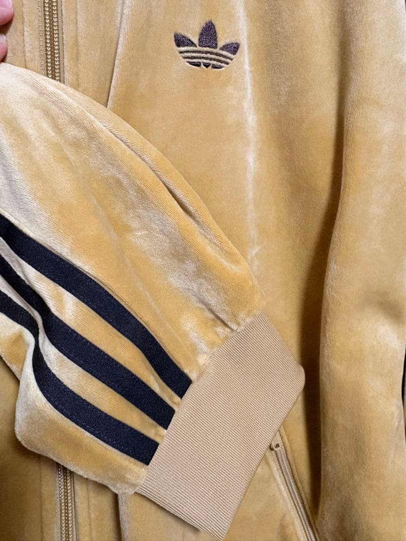 adidas ベロア トラックジャケット ゴールデンベージュ