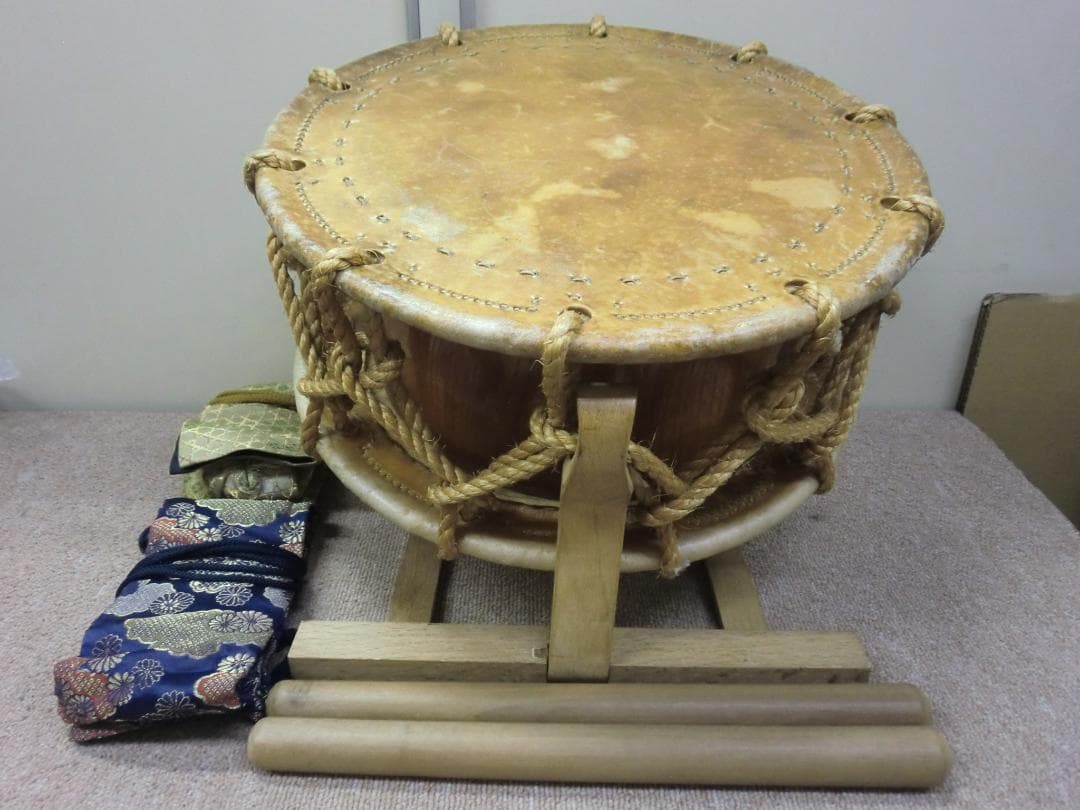 【中古品】締太鼓 面35cm 胴長15cm　台・バチ・バチ用収納袋付き