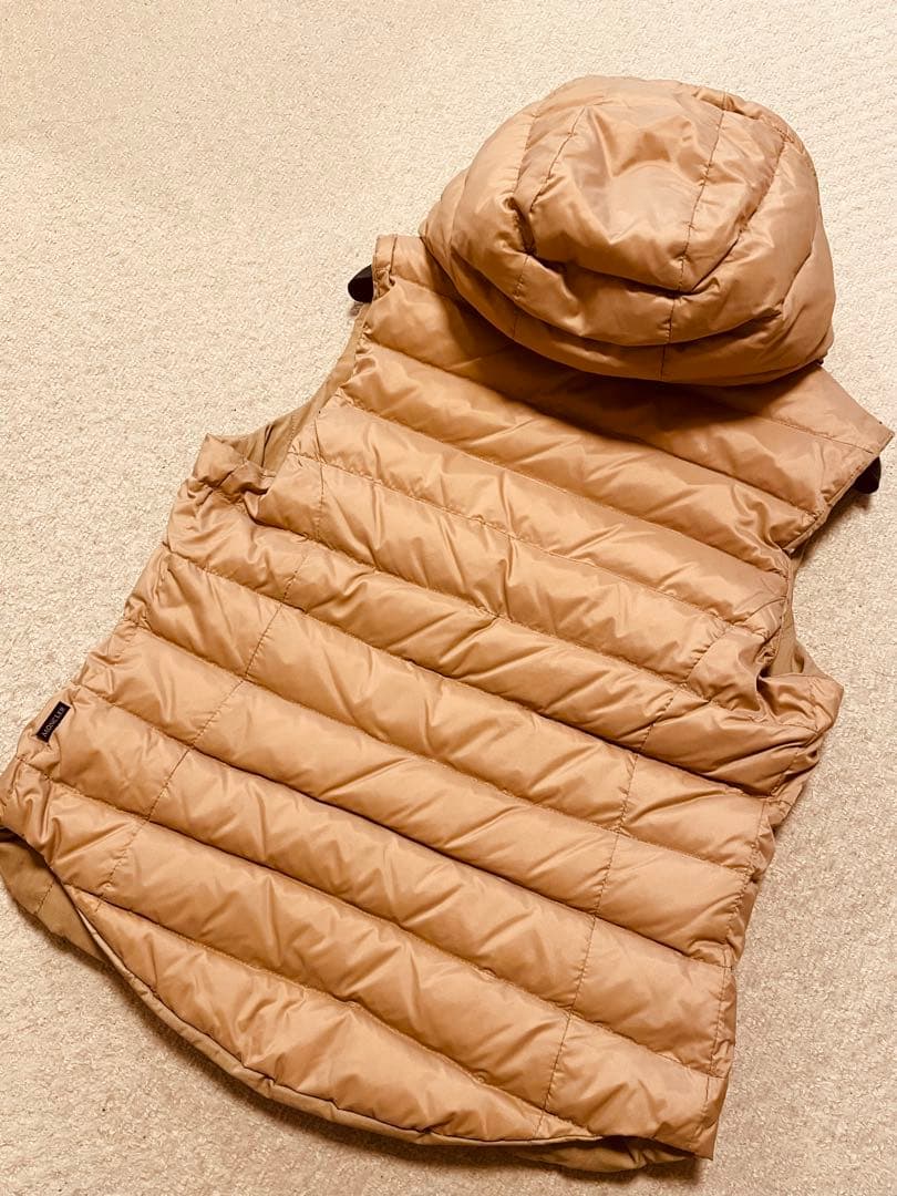 モンクレール　フード付きベージュダウンベスト　レディース　レアなリバーシブル