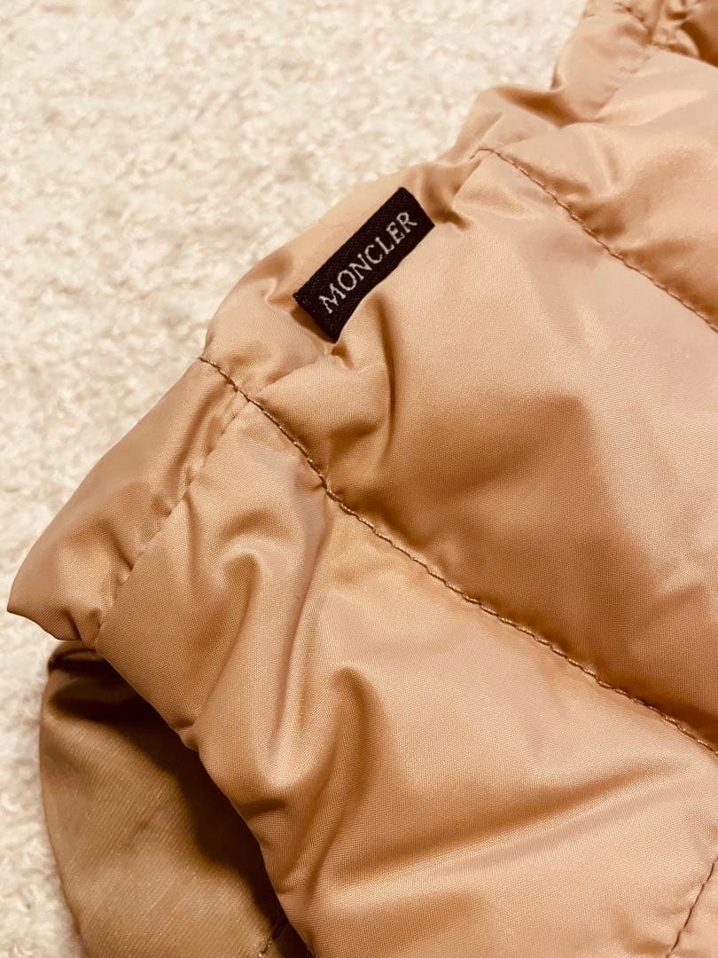 モンクレール　フード付きベージュダウンベスト　レディース　レアなリバーシブル