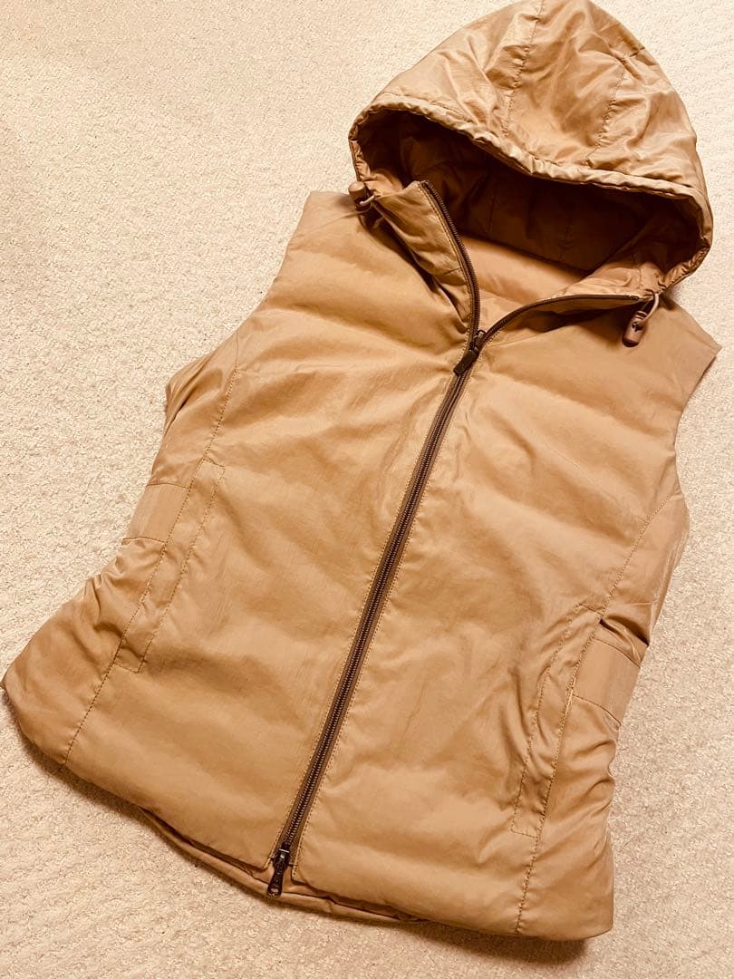 モンクレール　フード付きベージュダウンベスト　レディース　レアなリバーシブル