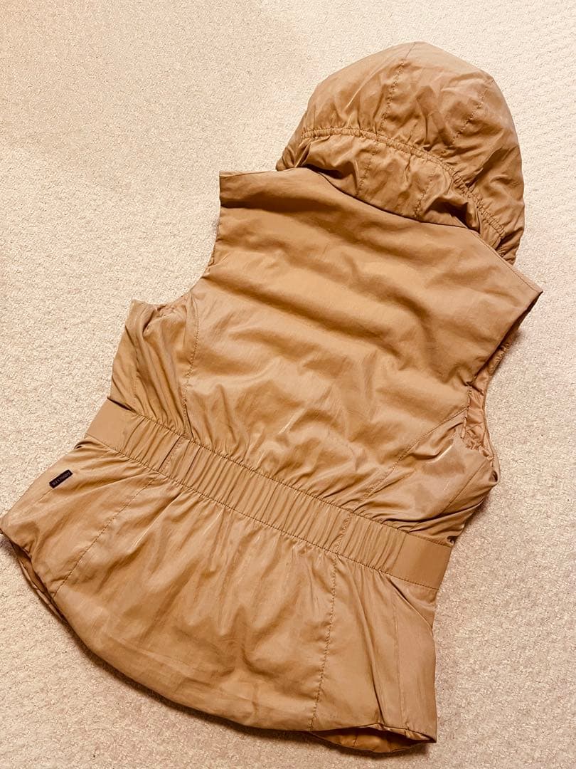 モンクレール　フード付きベージュダウンベスト　レディース　レアなリバーシブル