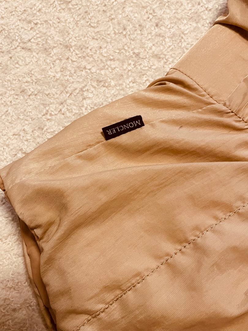 モンクレール　フード付きベージュダウンベスト　レディース　レアなリバーシブル