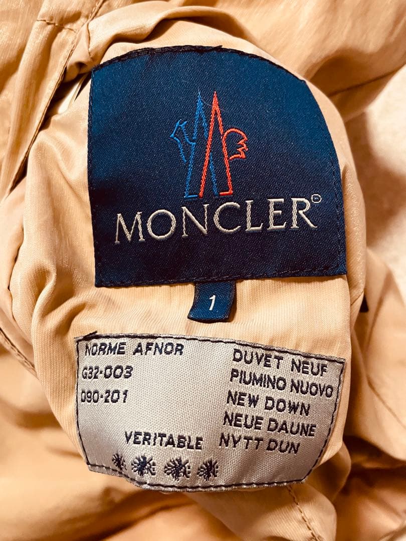 モンクレール　フード付きベージュダウンベスト　レディース　レアなリバーシブル