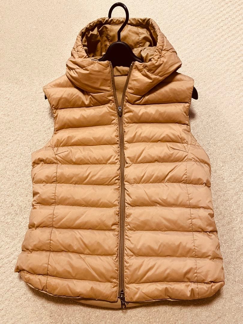 モンクレール　フード付きベージュダウンベスト　レディース　レアなリバーシブル